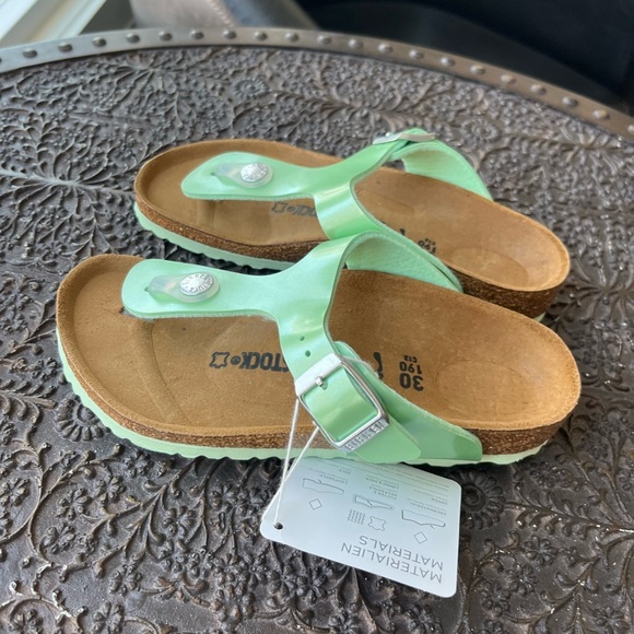 Birkenstock Other - BIRKENSTOCK KIDS GIZEH SANDALS IN ELECTRIC METALLIC MINERAL 30 EU 12